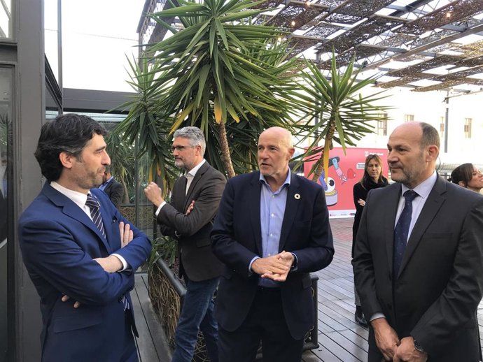 El conseller Jordi Puigneró y el consejero delegado de la MWCapital Carlos Grau en la presentación de la Mobile Week