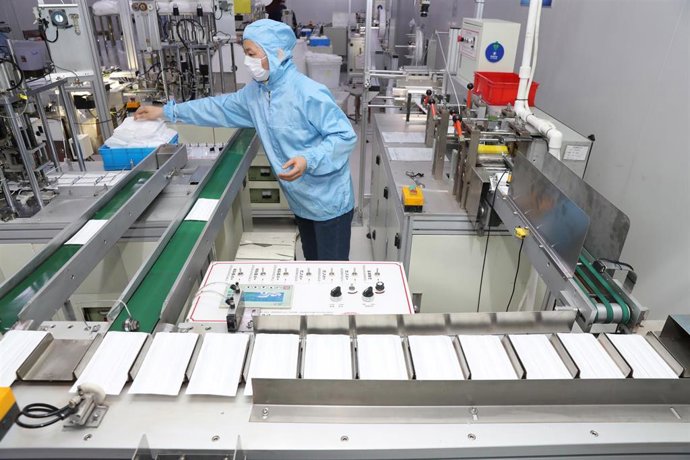 03 February 2020, China, Nantong: An employee works at a workshop of an export textile enterprise to produce 200,000 masks every day to help prevent and control the coronavirus. Photo: Xu Congjun/SIPA Asia via ZUMA Wire/dpa
