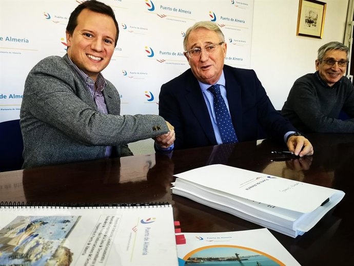Almería.-Puertos.-La Autoridad Portuaria firma el contrato de obras para acondic