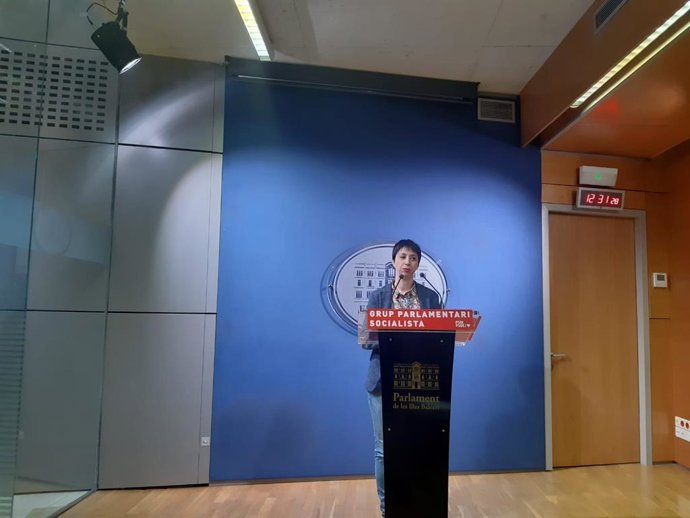 La portavoz del Grupo Parlamentario Socialista, Silvia Cano, en rueda de prensa en el Parlament.