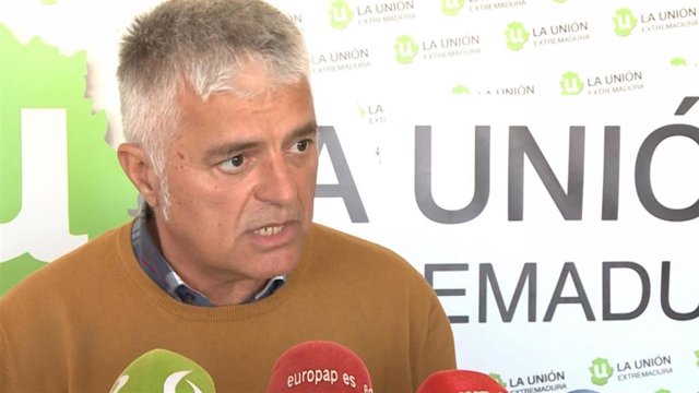 El secretario técnico de La Unión de Extremadura, Luis Cortés, en rueda de prensa