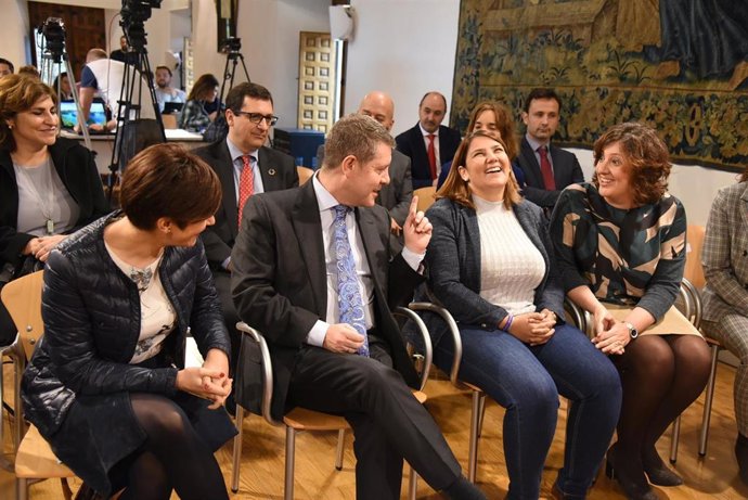 El presidente de C-LM, Emiliano García-Page, en la firma de un convenio con las alcaldesas de Puertollano y Talavera.