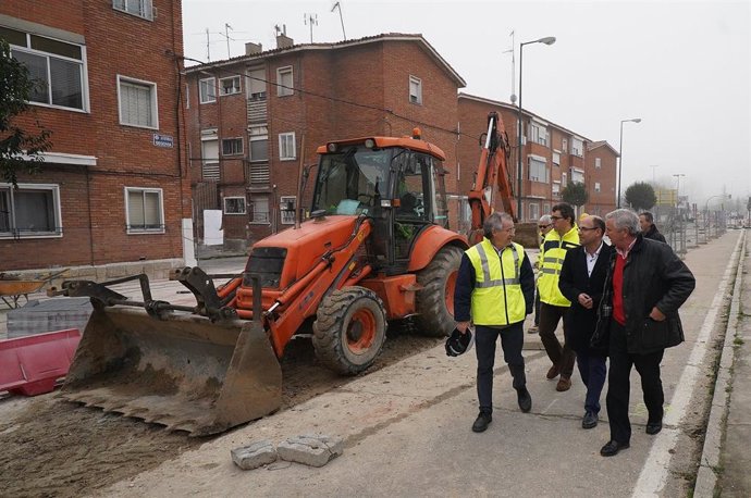 El concejal Luis Vélez visita las obras de la Avenida de Segovia.