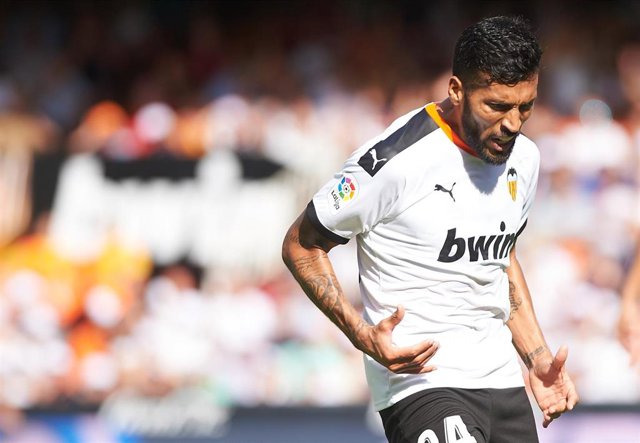 Ezequiel Garay jugando con el Valencia