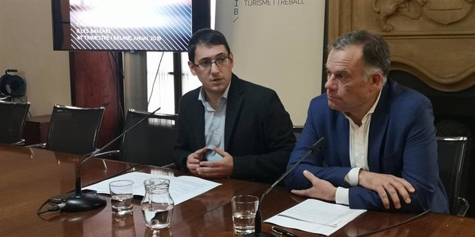 (I-D) El conseller de Modelo Económico, Turismo y Trabajo, Iago Negueruela, y el director general de Modelo Económico y Ocupación, Lloren Pou.
