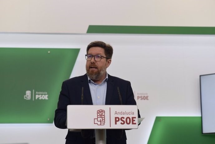 El portavoz parlamentario adjunto del PSOE-A Rodrigo Sánchez Haro en rueda de prensa.