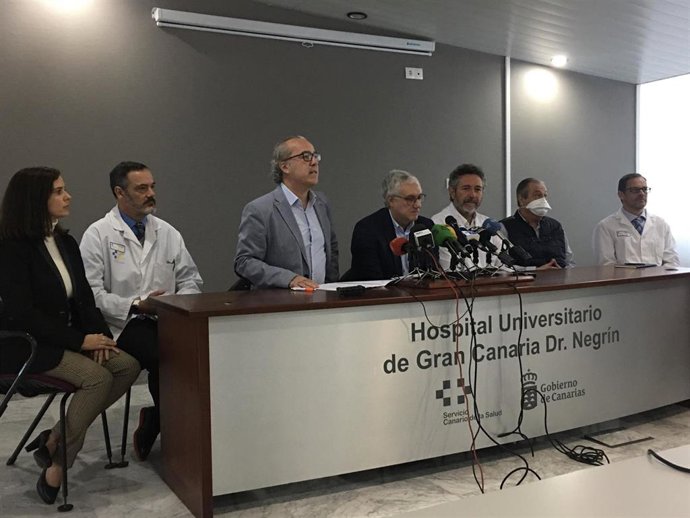 El paciente Pedro Bordón junto a los profesionales que han realizado el primer trasplante cardíaco en Canarias y representantes del Servicio Canario de la Salud y del Hospital de Gran Canaria Dr. Negrín
