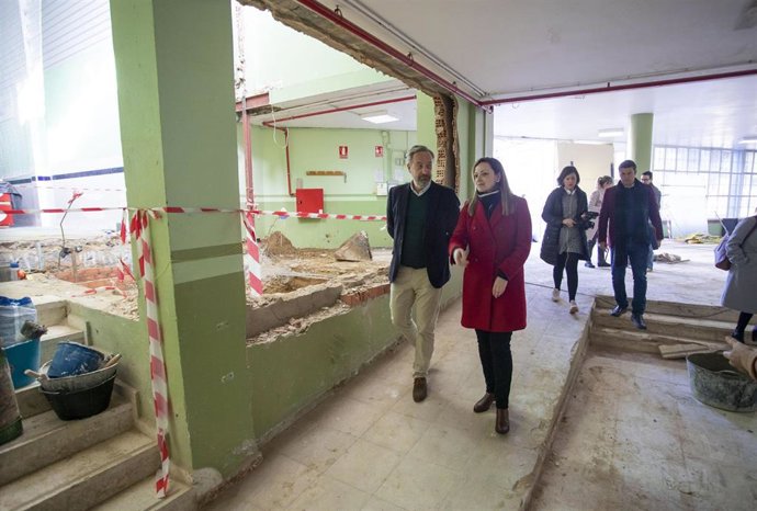 Avanzan a buen ritmo las obras de modernización del polideportivo Diego Lobato en Huelva.