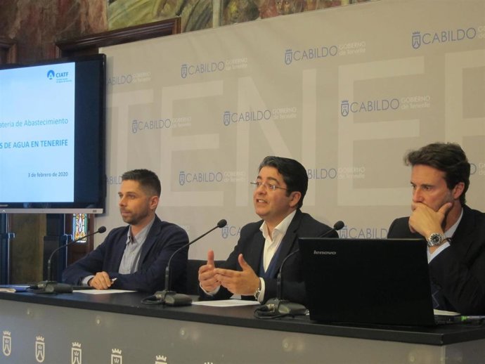 El presidente del Cabildo de Tenerife, Pedro Martín, junto al consejero insular de Transición Ecológica, Javier Rodríguez, y el gerente del Consejo Insular de Aguas, Javier Davara, en la presentación de un convenio para acabar con las pérdidas de agua
