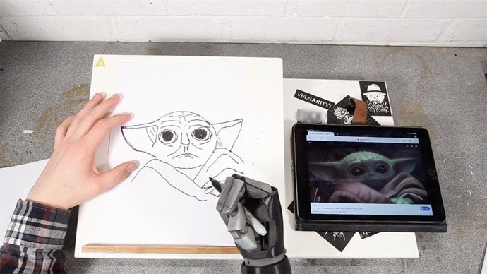 Nació con un solo brazo y con 27 años se ha convertido en un talentoso artista gracias a su brazo biónico