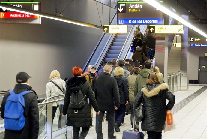 Usuarios en el metro de Málaga