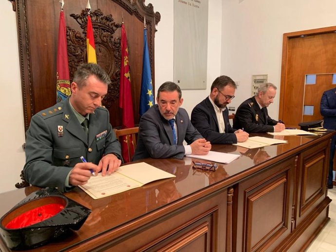 Imagen de la firma del acuerdo