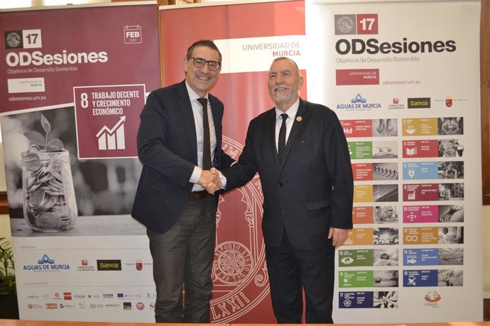 El rector de la Universidad de Murcia (UMU), José Luján, y el el director de la Oficina en España de la OIT, Joaquín Nieto