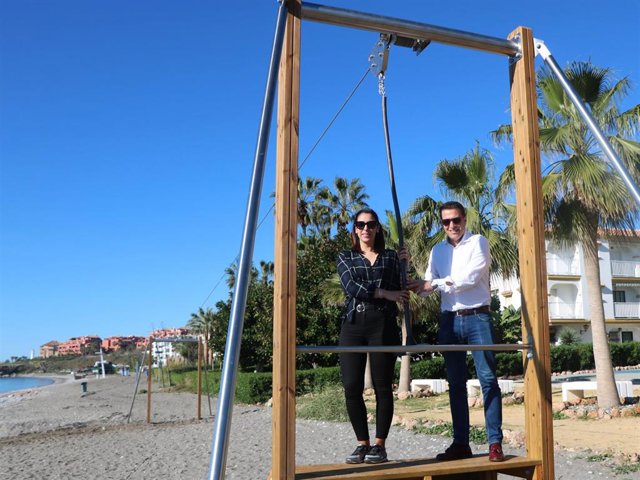 El alcalde de Torrox, Óscar Medina, y la concejala de Playas, Verónica Muñoz, en una playa del municipio