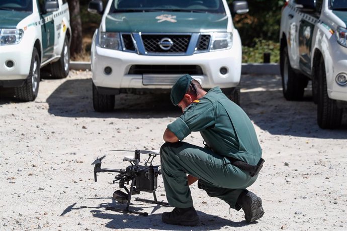 Un agente de la Guardia Civil prepara un dron