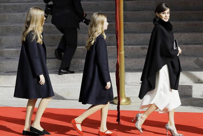 La Reina Letizia al lado de sus hijas, Leonor y Sofía
