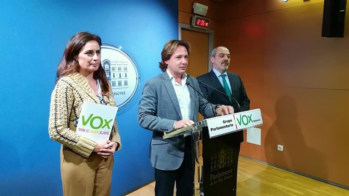 El presidente y portavoz de Baleares, Jorge Campos, acompañado por los diputados de la formación Idoia Ribas y Sergio Rodríguez, en rueda de prensa.