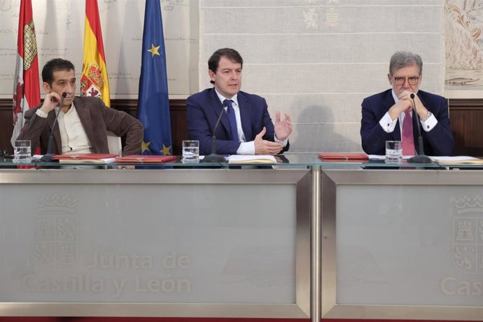 Fernández Mañueco (C) entre Vicente Andres y Santiago Aparicio.