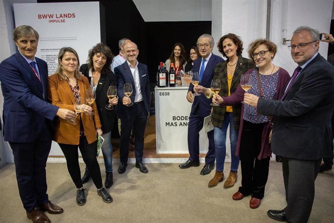 Javier Pagés, Teresa Jord, José Miguel Herrero, Luis Conde, Itziar Gómez y Constantí Serrallonga este lunes en la inauguración del salón Barcelona Wine Week (BWW)
