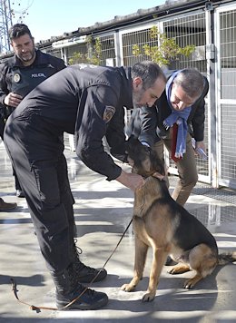 Imagen de la visita a la unidad canina