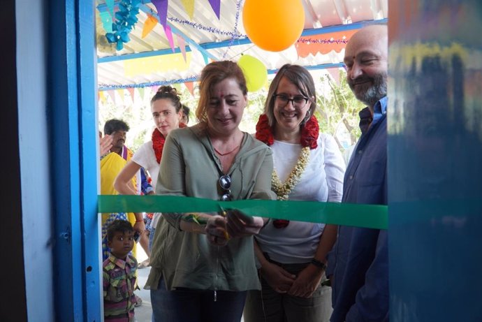 La presidenta del Govern, Francina Armengol, cortando la cinta inaugural de la colonia de viviendas de la Fundación Vicente Ferrer en Anantapur, India.