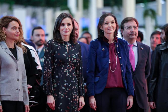(I-D) La presidenta del Congreso, Meritxell Batet; la Reina Letizia; la  ministra de Comercio, Turismo e Industria, Reyes Maroto; y el presidente de la Junta de Extremadura, Guillermo Fernández de Vara, la semana pasada en Fitur