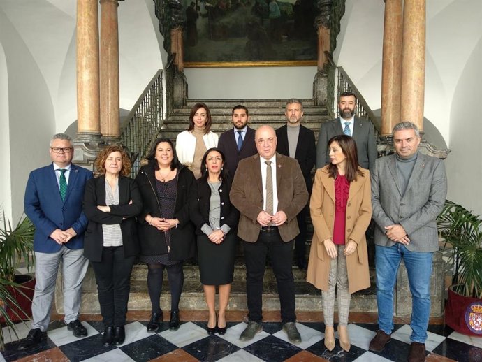Antonio Ruiz (tercero por la dcha.) y Marta Bosquet (cuarta), en el encuentro mantenido en la Diputación