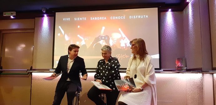 La alcaldesa de Gijón, Ana González, el presidente de Otea, José Luis Álvarez Almeida, y la gerente de Divertia, Lara Martínez, presentan la Agenda Gijónl 2020