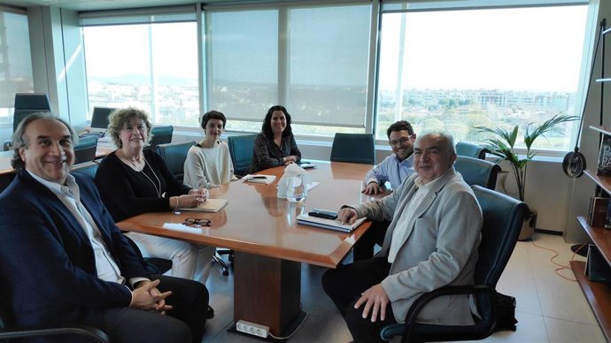 El conseller de Educación, Martí March (izquierda) se reúne con los consejos escolares insulares para tratar la nueva Ley educativa.