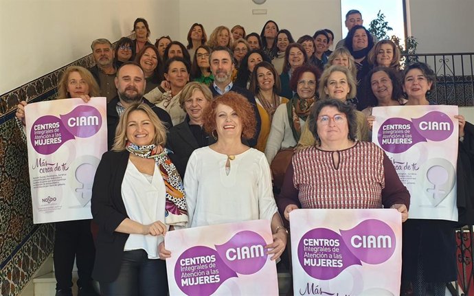 Adela Castaño, con los trabajadores de los CIAM este lunes