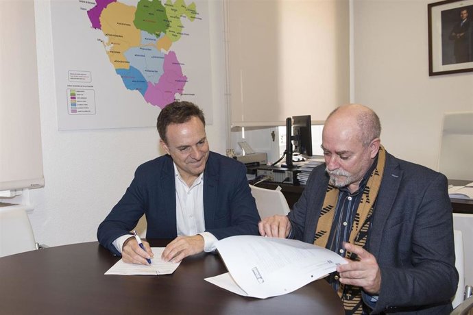 El diputado de Bienestar Social, David de la Encina, en una reunión con el coordinador de la Fundación ANAED, José Ramón Pagés.