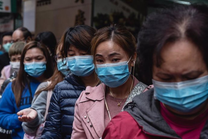03 February 2020, China, Hong Kong: People queue around the block as they wait for a shipment of surgical masks to arrive at a nearby department store amid the outbreak of the coronavirus. Photo: Aidan Marzo/SOPA Images via ZUMA Wire/dpa