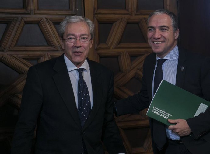  Elías Bendodo (d) y el consejero de Economía, Rogelio Velasco (i), en una foto de archivo. 