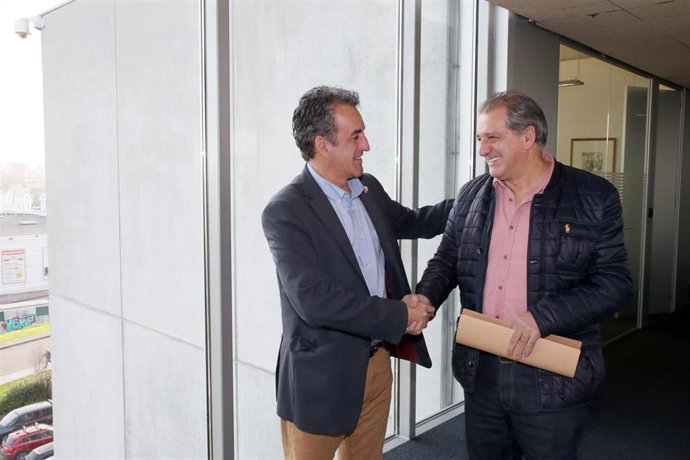 El consejero de Innovación, Industria, Transporte y Comercio, Francisco Martín,  recibe al alcalde de Cillorigo de Liébana, Jesús Maria Cuevas