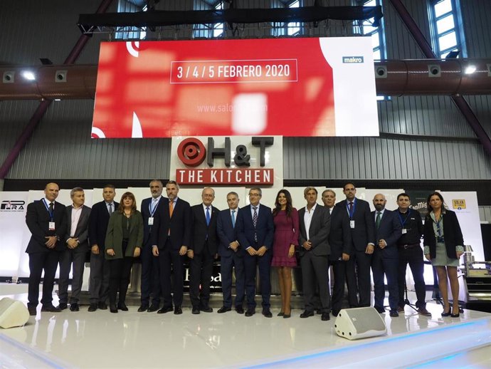 Fotografía de la familia durante la inuguración de H&T