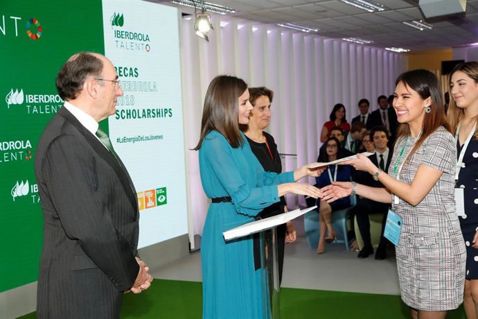 Entrega de diplomas por parte de SM la Reina doña Letizia y el presidente de Iberdrola,  Ignacio Galán