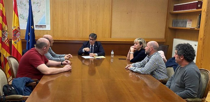 Arturo Aliaga se reúne con el comité empresa de Schindler en Zaragoza.