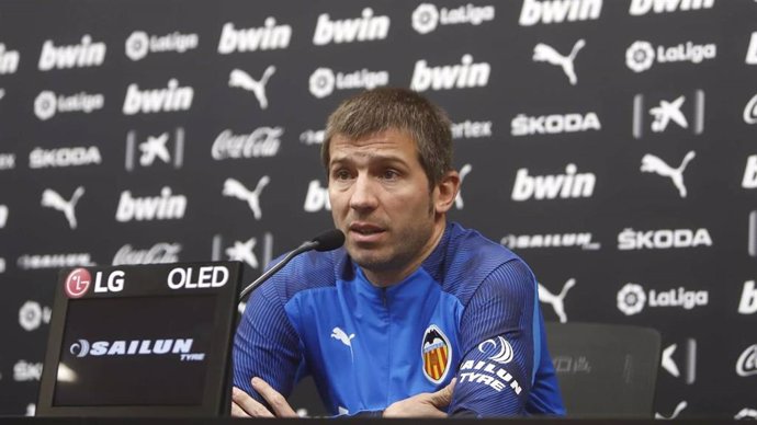 El entrenador del Valencia CF, Albert Celades, en rueda de prensa