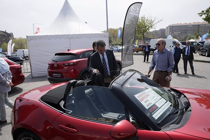 Consejero de Industria en un coche