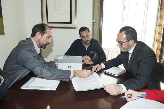 El vicepresidente de la Empresa Provincial de Vivienda y Suelo, Mario Fernández, y el alcalde de Vejer de la Frontera, Manuel Flor, en una reunión con un técnico de la empresa de vivienda