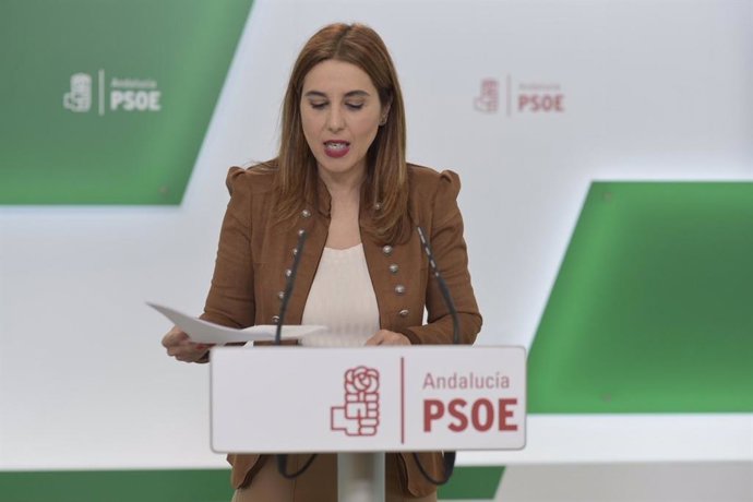 La portavoz de Educación del PSOE-A en el Parlamento andaluz, Beatriz Rubiño, en rueda de prensa.