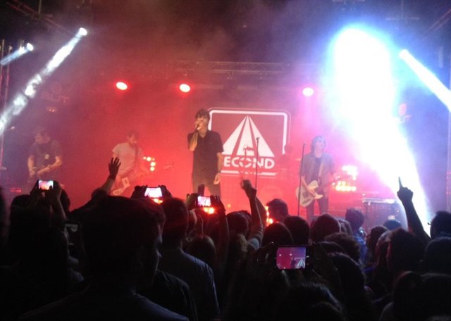    La banda Second puso este viernes el broche de oro a un año clave en su trayectoria en el que han defendido por todo el país su último disco 'Viaje iniciático' cerrando la persiana en la capital con un concierto que congregó el público más fiel de un g