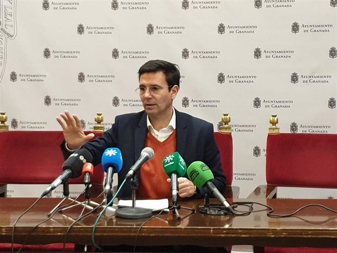 El portavoz del Grupo Municipal Socialista en el Ayuntamiento de Granada, Francisco Cuenca, en rueda de prensa