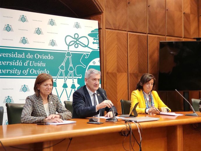 El rector de la Universidad, Santiago García Granda, en rueda de prensa.