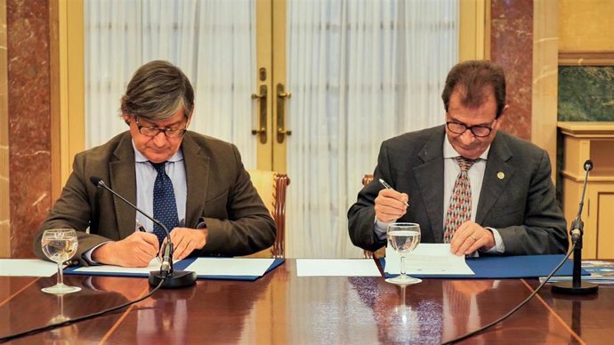 El presidente del Parlament, Vicen Thoms, y el rector de la UIB, Lloren Huguet, firman el convenio de colaboración para la VII Liga de Debate Universitario.