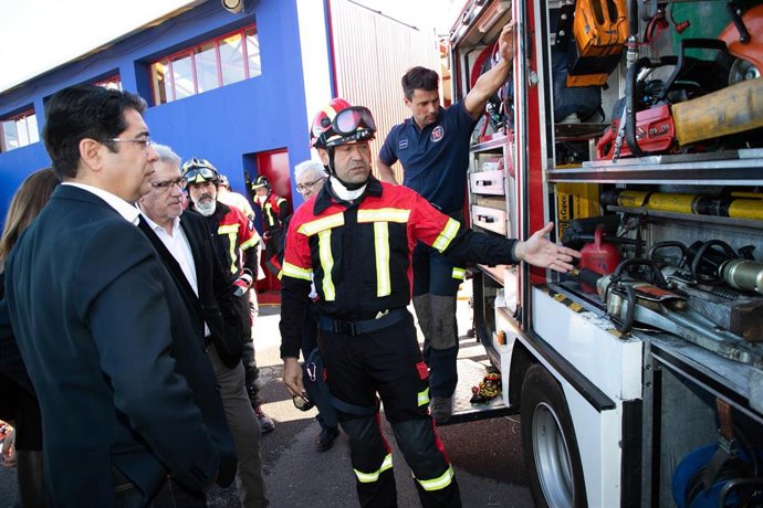 El presidente del Cabildo de Tenerife, Pedro Martín, visita el Parque de Bomberos de La Orotava