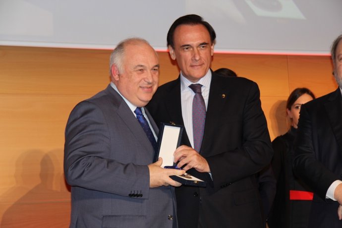 Francisco Muñoz Usano, junto al rector de la UCO José Carlos Gomez Villamandos,en una imagen de archivo