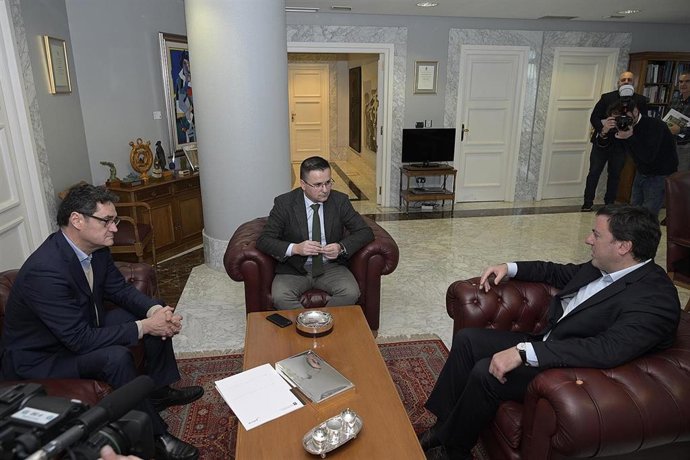 El conselleiro de Medio Rural, José González, y el presidente de la Diputación de A Coruña, Valentín González Formoso, en una reunión sobre incendios forestales