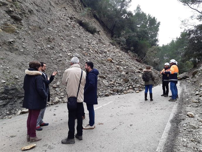 Daños causados por el temporal 'Gloria' en la carretera entre Alaró y Orient.