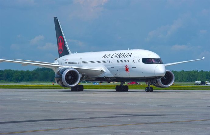 Un avión de Air Canadá sobrevuela Madrid antes de regresar a Barajas por un prob